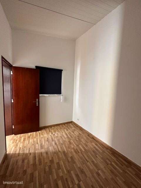 Moradia T1 independente com quintal e estacionamento | a 3 min da A21 - Grande imagem: 5/8