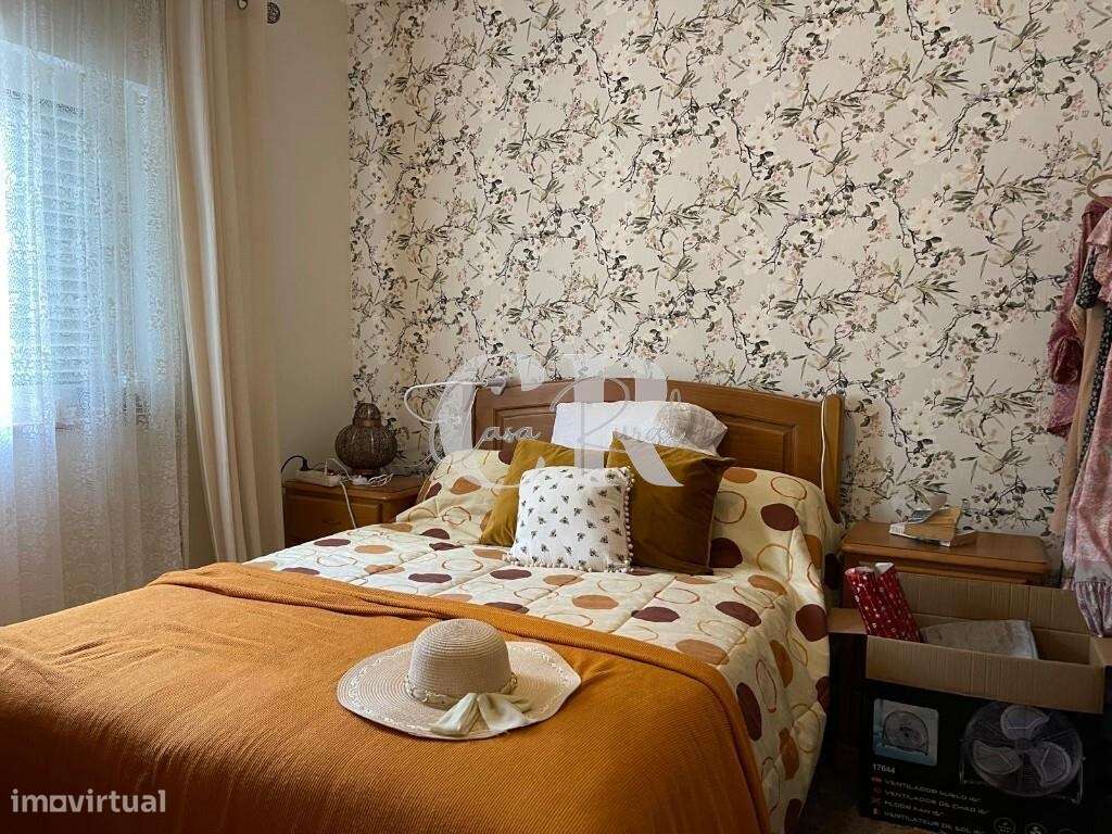 Moradia Térrea Isolada de 2 Quartos com Jardim, Anexos e Garagem, entr-7