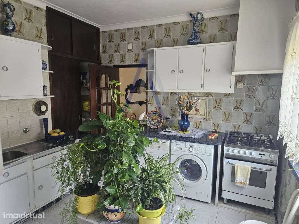 Moradia com anexo e espaço comercial.-13