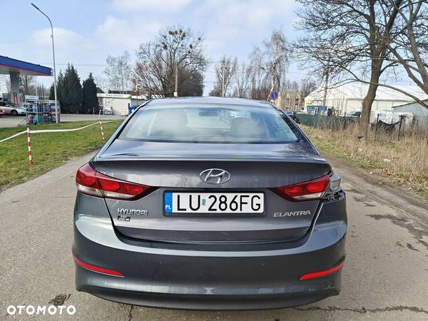 Hyundai Elantra - 4