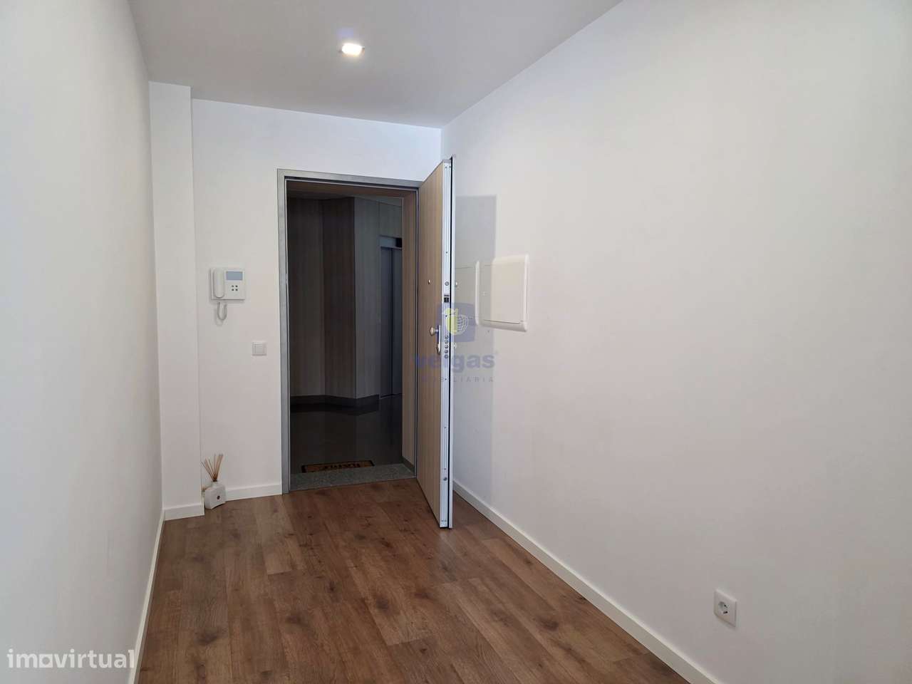 Apartamento semi-novo, T2, 2 WC, box p/ 2 carros e arrumos, em Leiria-25