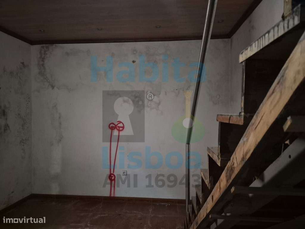 Moradia V2 para Venda em Vialonga - A Necessitar de Obras - Grande imagem: 5/16