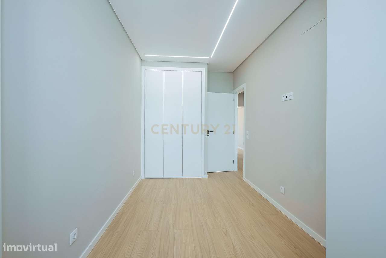 Apartamento T3 Totalmente Renovado | Estoril | Junto aos Salesianos-9