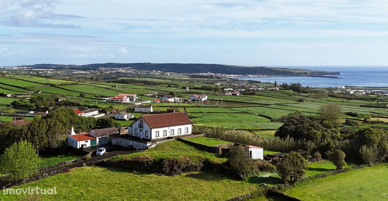 Casa do Outeiro, sobranceira à serra do Cume e com uma vista deslumbra