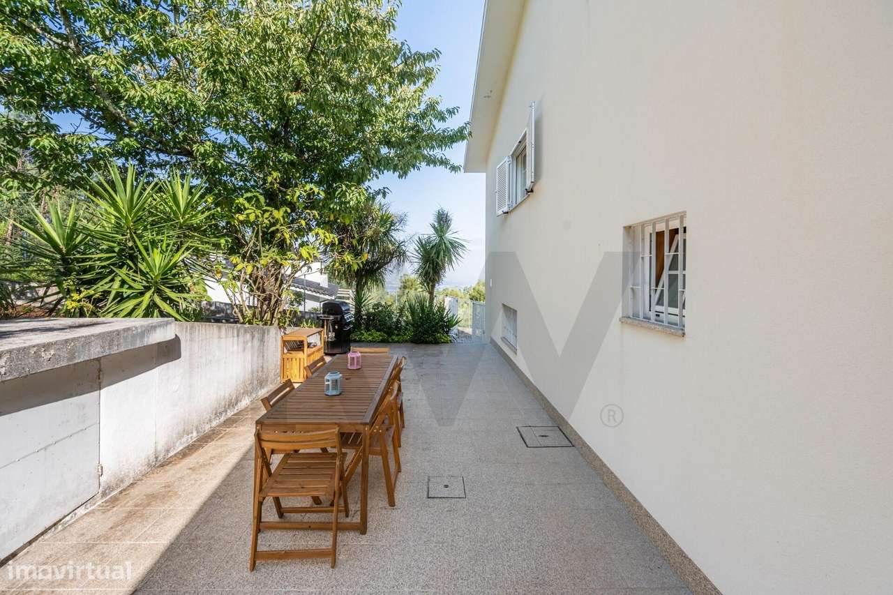 Moradia T3+1 com terreno em Burgães, Santo Tirso-27