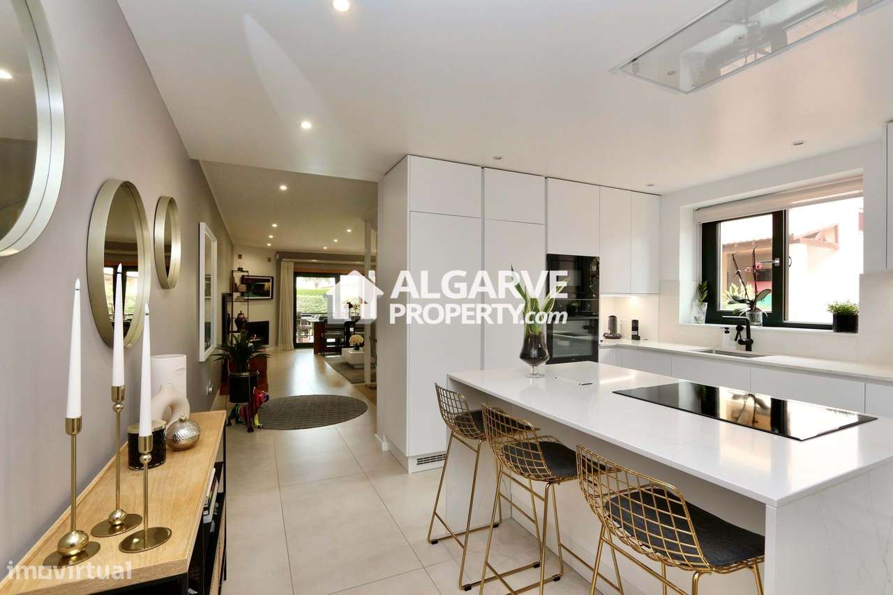 Moradia geminada V3+1 renovada em condomínio exclusivo com piscina em - Grande imagem: 2/47