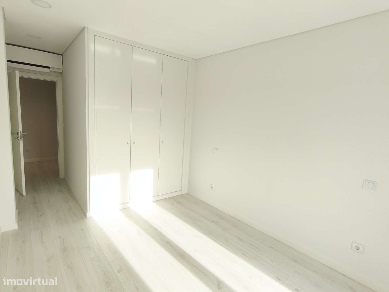 Apartamento T4 Novo c/ Garagem e um parque de Estacionamento-11