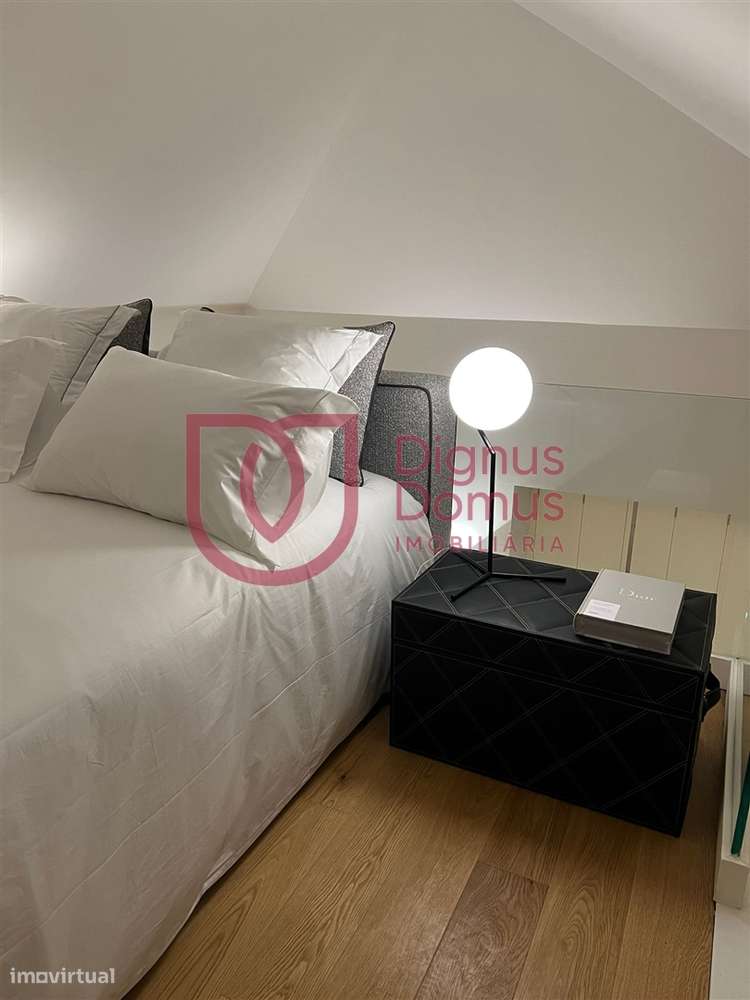 Elegante apartamento T0 Mezanine num Edifício Centenário no Largo do C-15