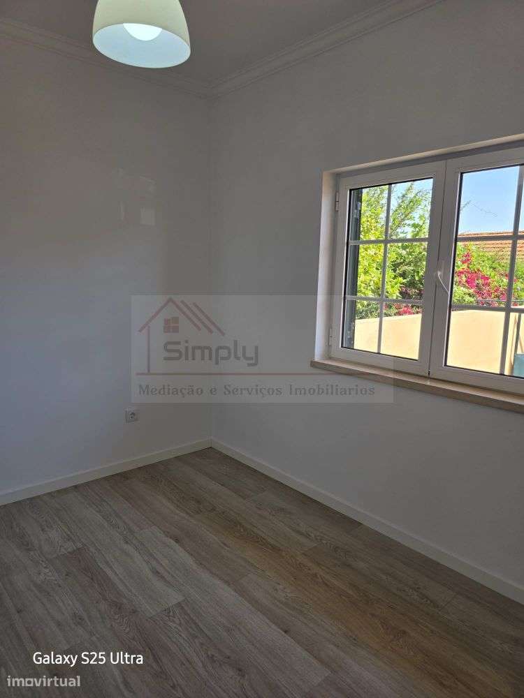 Moradia T4 com piscina e 900 m² de terreno na Quinta da Serralheira,-32
