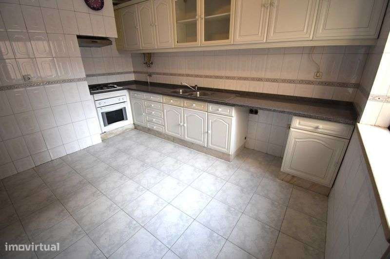 T2 renovado com ótima localização e exposição solar - Grande imagem: 5/10