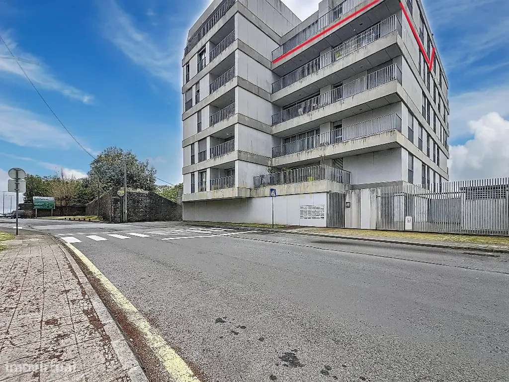 Excelente T2 com Bons Acabamentos e Acesso Rápido ao Centro Ponta Delg - Grande imagem: 1/43