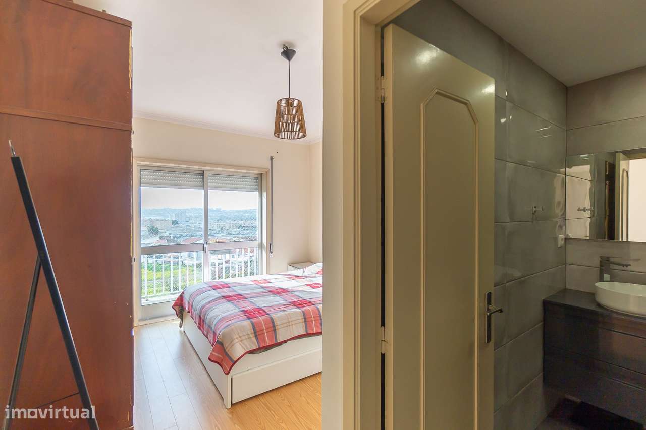 T3 com Varanda + Garagem | A 600m do Metro da Venda Nova-19