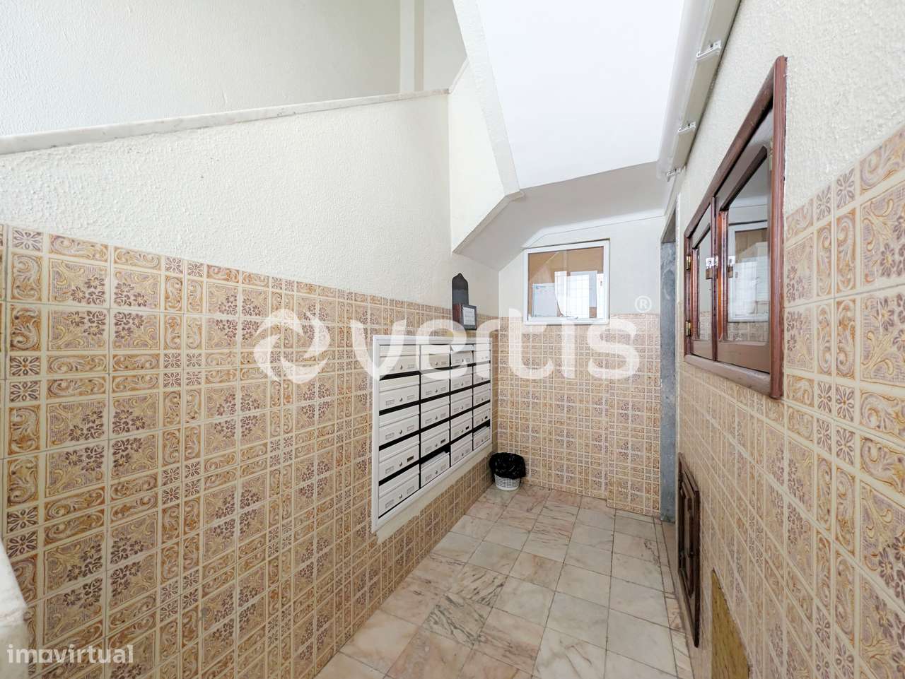 Apartamento T2 remodelado no centro do Barreiro-22