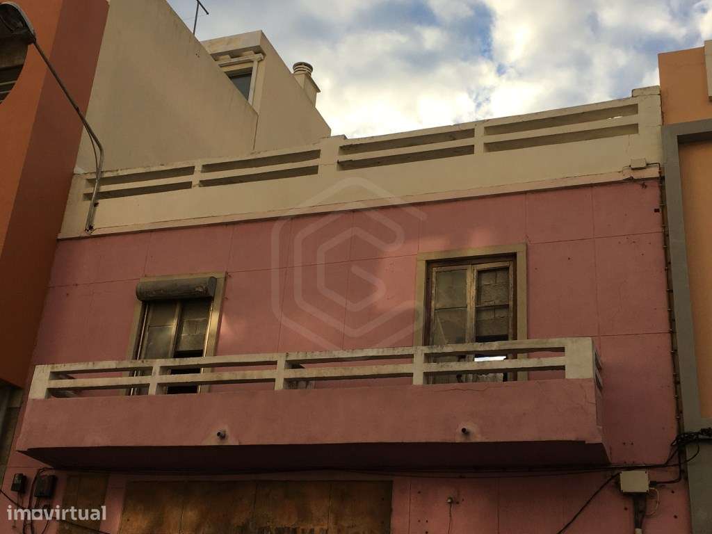 Prédio com dois pisos, logradouro, boa localização, Faro, Algarve - Grande imagem: 2/16