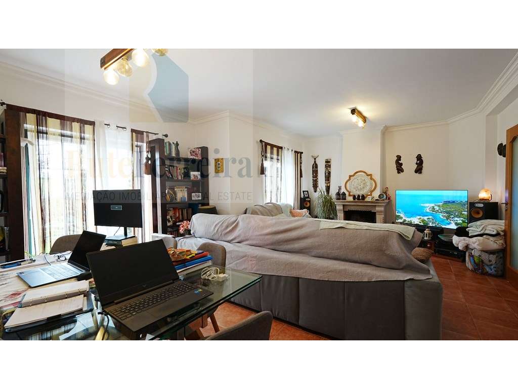 Moradia T3 localizada em São Pedro da Cadeira com jardim-11