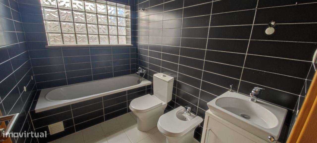 Apartamento T2 com parqueamento e vista de mar.  A 3 minutos da pra...-12