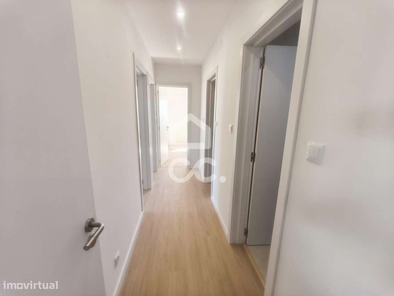T3 Renovado com 3 Varandas na Amadora-17