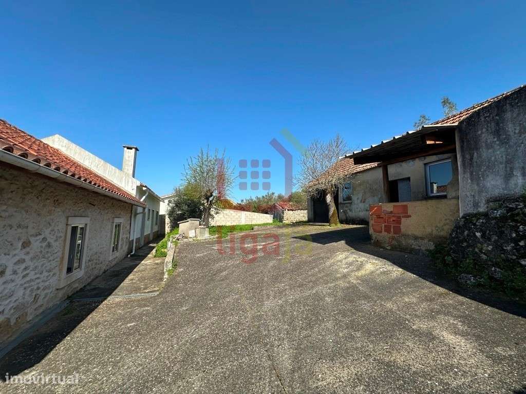 Moradia T2 com Terreno e Anexos - Ourém!-17