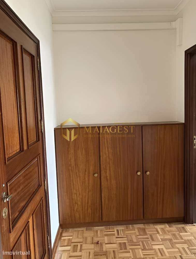 T2 muito luminoso com varanda, garagem e localização central - Grande imagem: 2/13