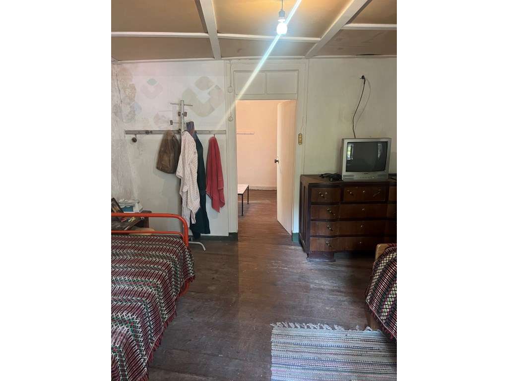 Moradia frente Monsanto, Excelente oportunidade, T2, por recuperar!-31