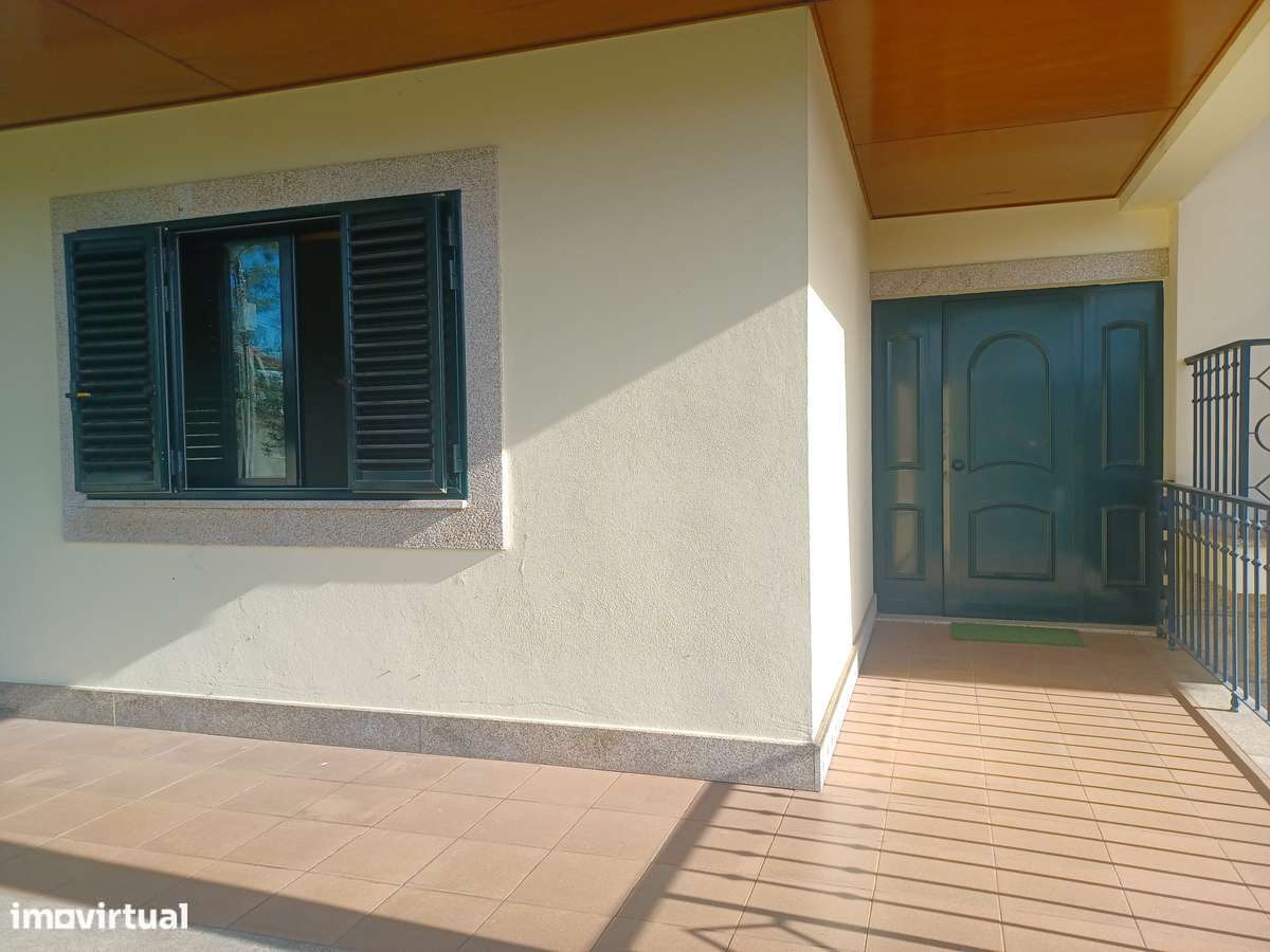 Mor.INDIVIDUAL  2300m2 de terreno + artigo urbano (Tipo T0)  em Lago-18