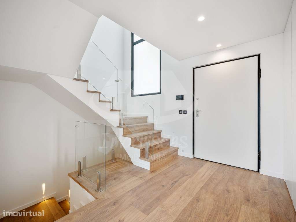 Moradia T4 com piscina e vista panorâmica em São João da Talha-12