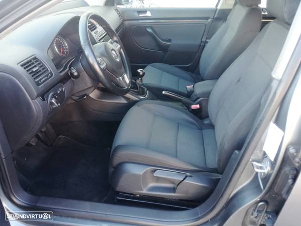 VW Jetta 1.6 TDi Confortline - 9