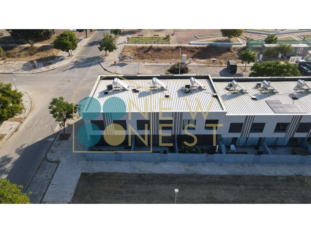 Moradia T3+1 em Banda como Nova com pátio e Vista Castelo de Palmel...-57