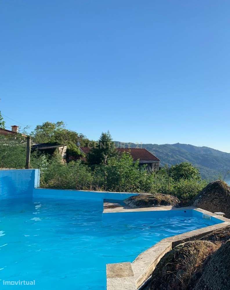 Casa com grandes áreas no Gerês com piscina e vistas sobre o rio - Grande imagem: 4/45