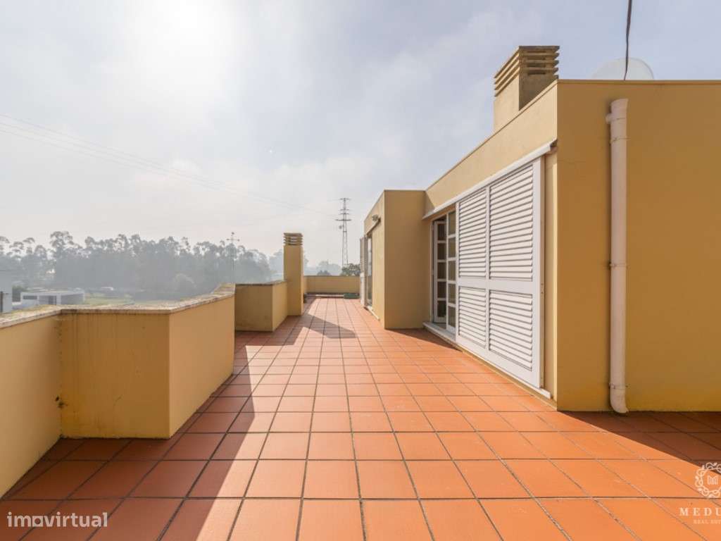 Moradia T5 em Miramar com Espaço, Luz Natural e Potencial para Piscina - Grande imagem: 4/24