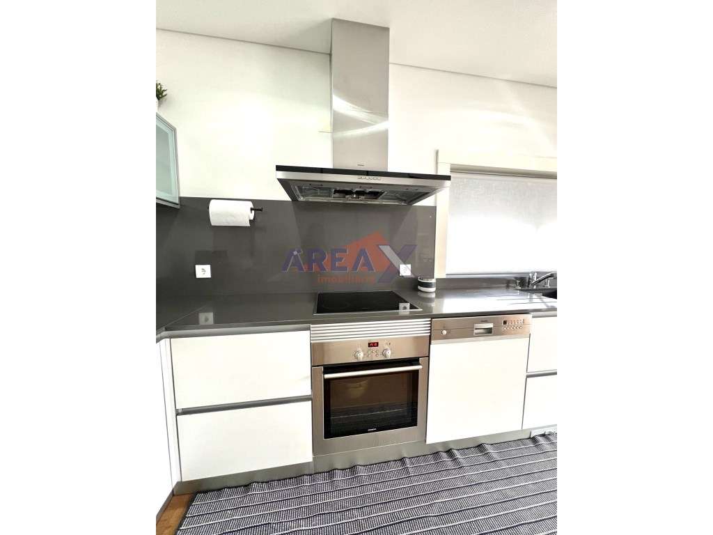 Moradia T4 de Arquitetura Moderna | Excelente Estado-19