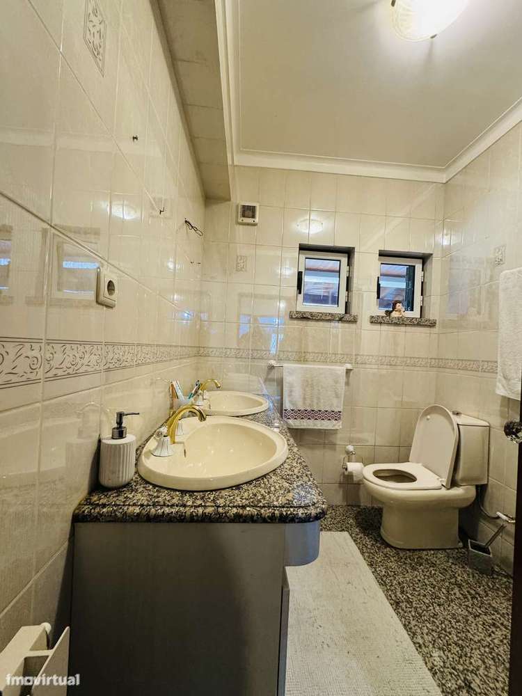 Moradia T4 com jardim e garagem em Braga-12