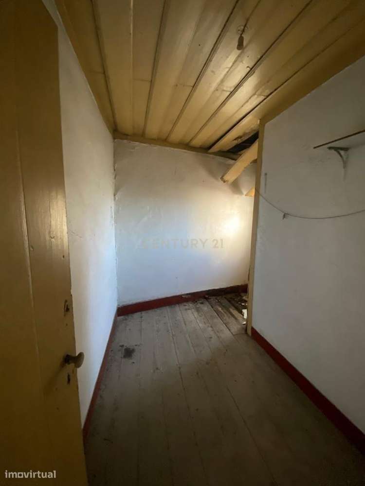 Prédio com 3 pisos e logradouro para remodelação total e localizado em - Grande imagem: 5/17