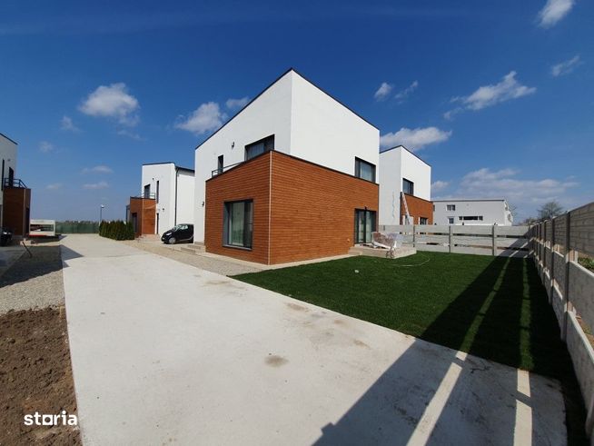 Proprietar - Single 4 camere, 330 mp curte compacta, living 40 mp