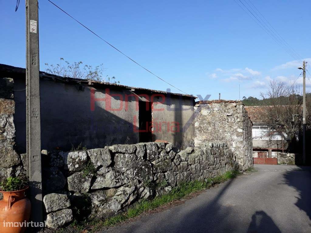 Casa antiga para recuperar no centro da aldeia de Vilar de São Migu... - Grande imagem: 2/15