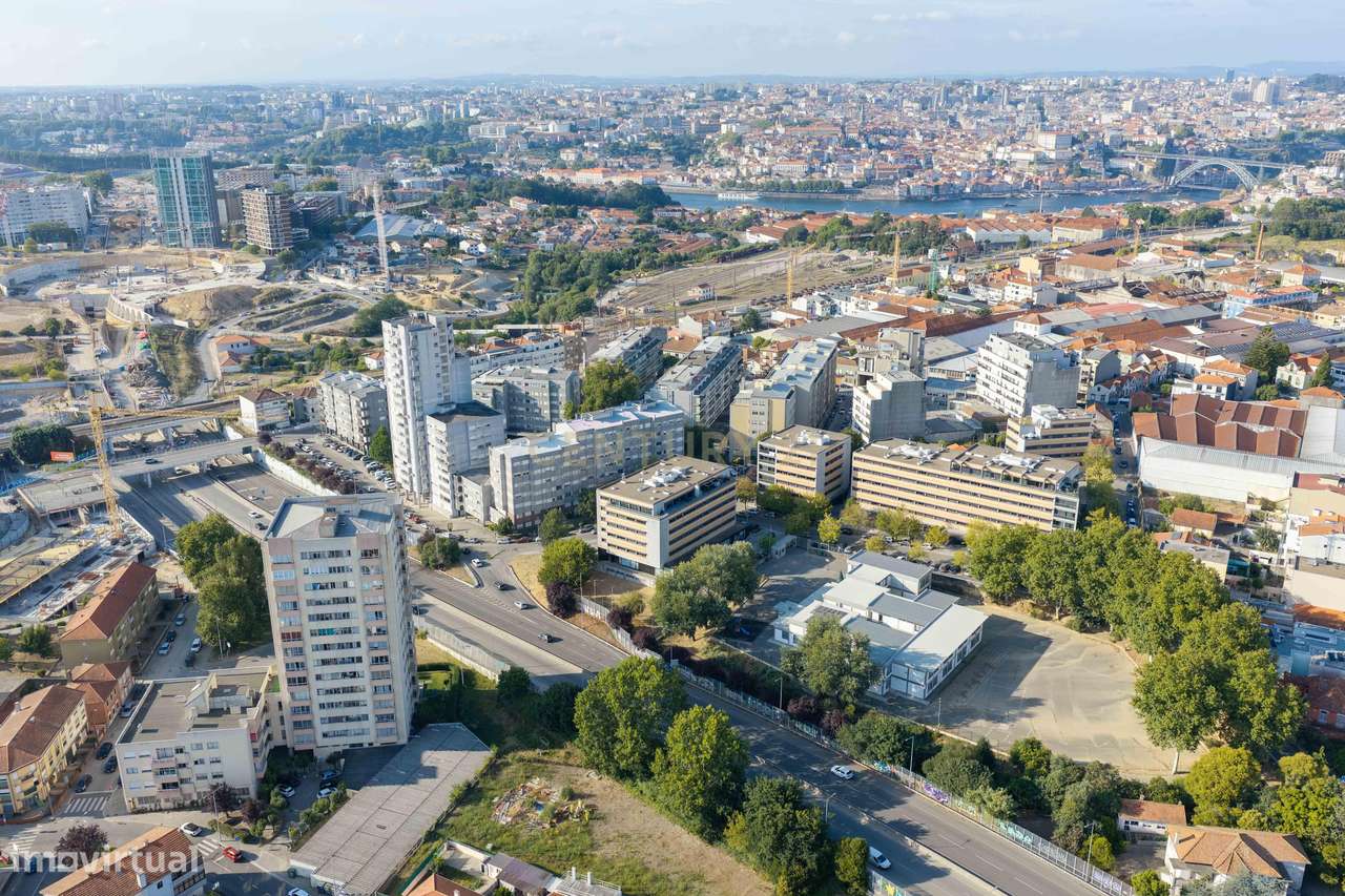 T4 com elegância e centralidade: O Seu Próximo Lar em Vila Nova de Gai-22
