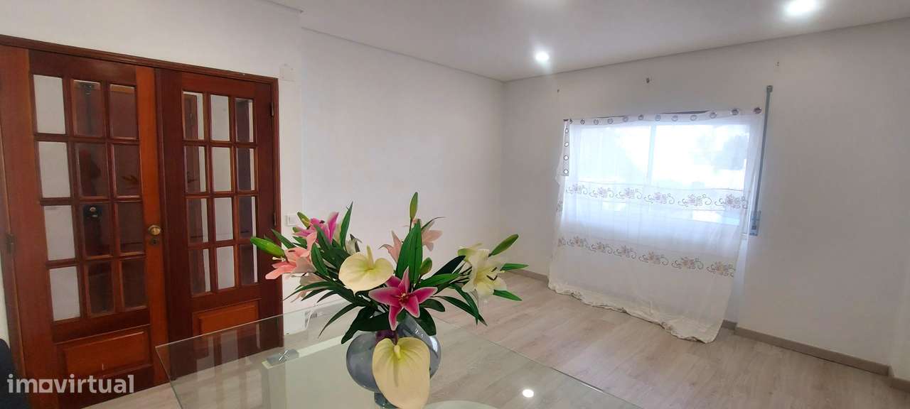 VALE FLORES - T3 REMODELADO COM SUITE NUM R/C - Grande imagem: 4/24