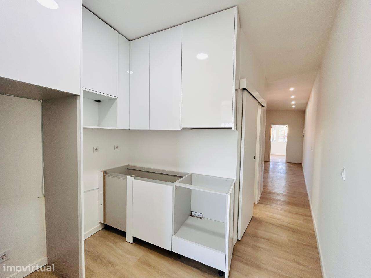 Prédio Renovado com 3 Habitações Independentes-13