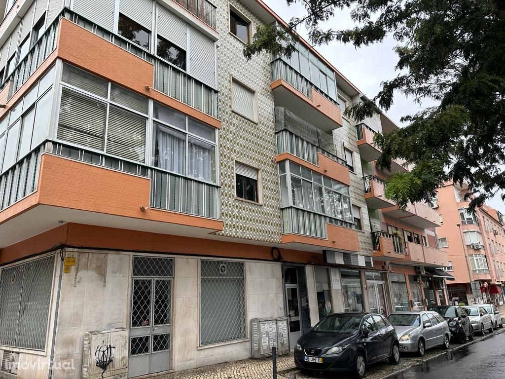 Queluz, Apartamento T2, boas áreas, com estacionamento em BOX, pronto