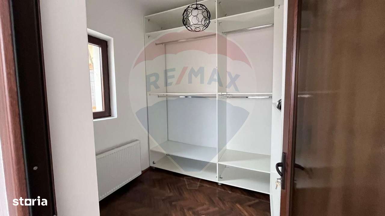 Casă / Vilă cu 3 camere de vânzare strada Juhasz Gyula-1