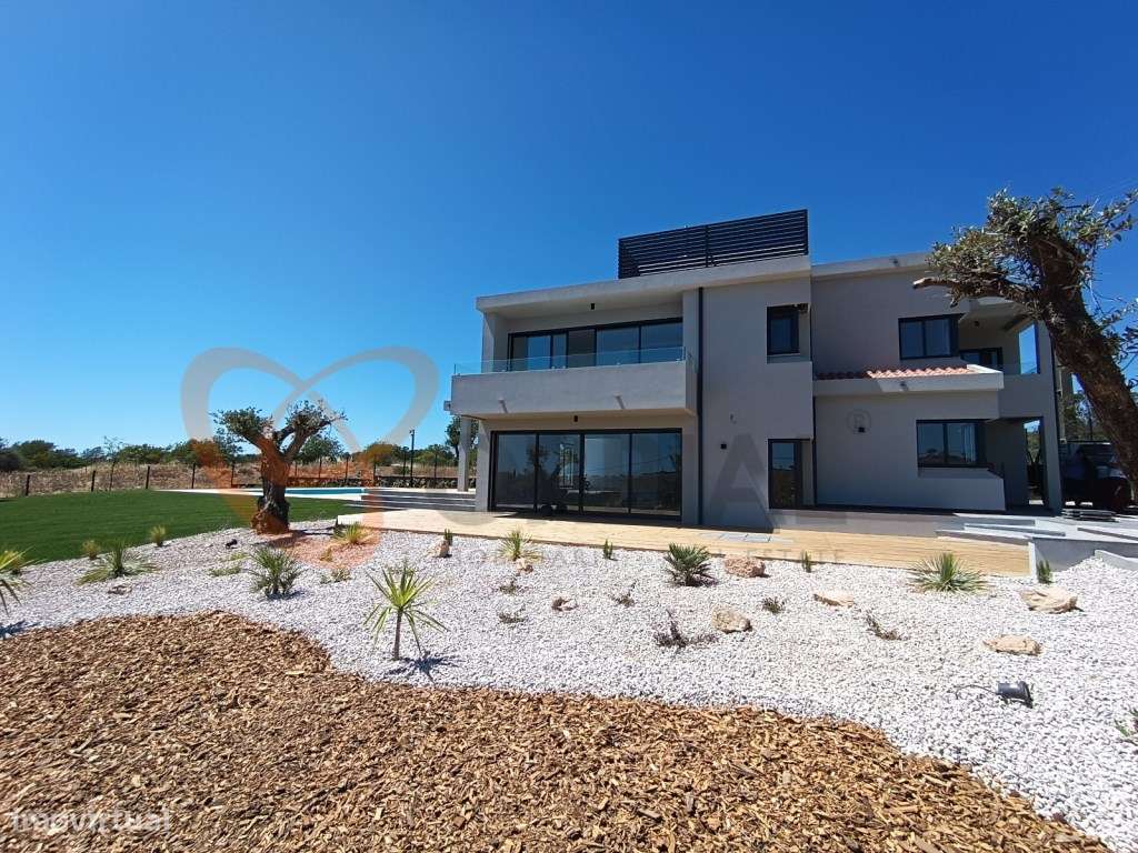 Moradia V5+2 totalmente recuperada com piscina para venda em Quarteira - Grande imagem: 1/41