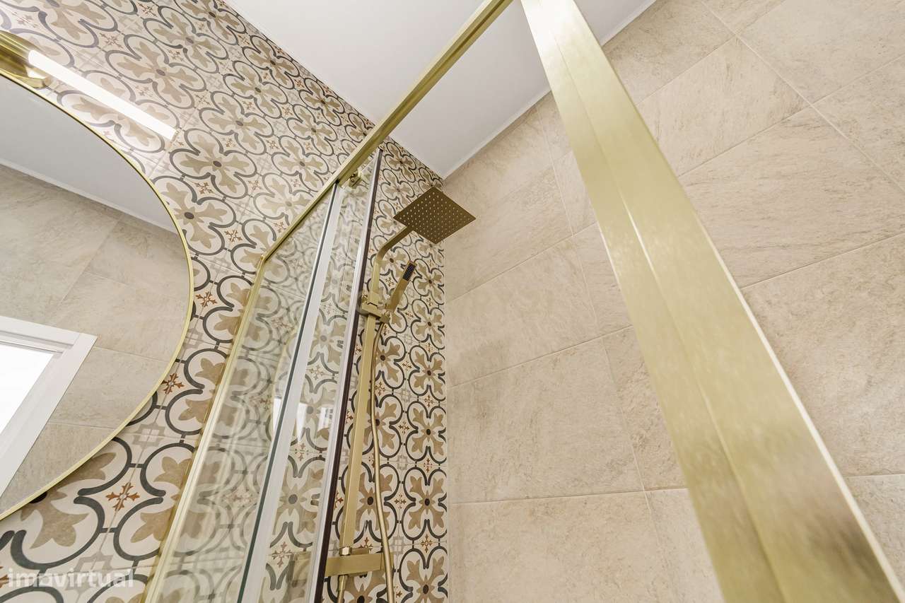 Prédio Totalmente Renovado com 2 apartamentos T1 e espaço exterior no-35