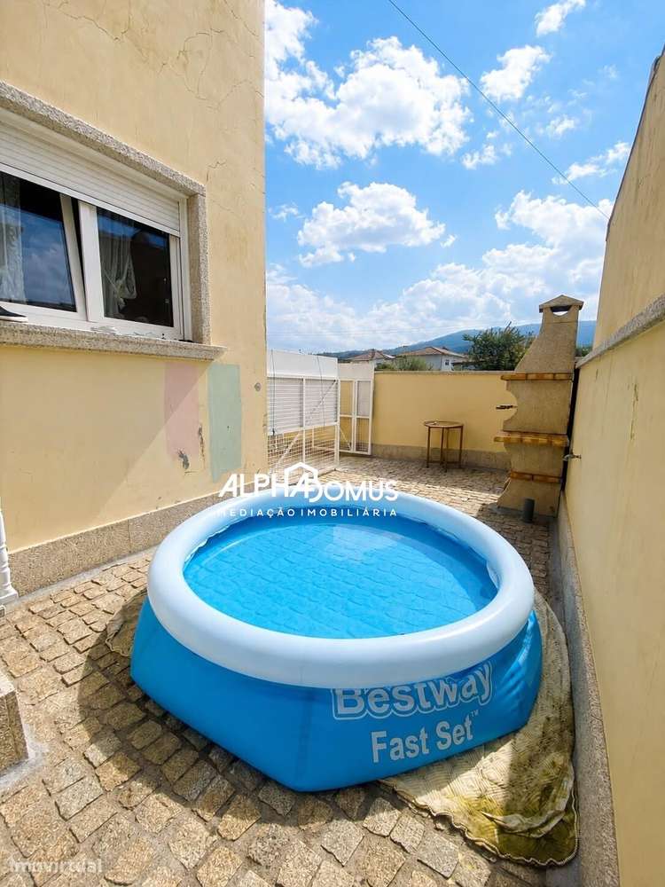 Moradia T4 com Suite, Sotão, Garagem e Espaço Exterior em Valença-43