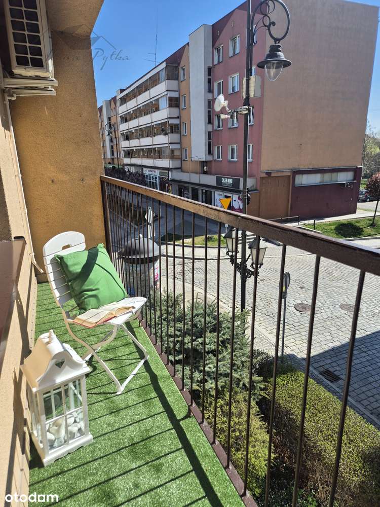 Gotowe do zamieszkania mieszkanie z balkonem w Rynku w Strzelinie.-3