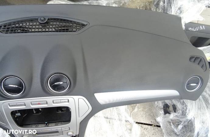 Plansa de bord Ford Mondeo din 2010 cu airbag volan si pasager volan pe stanga - 4