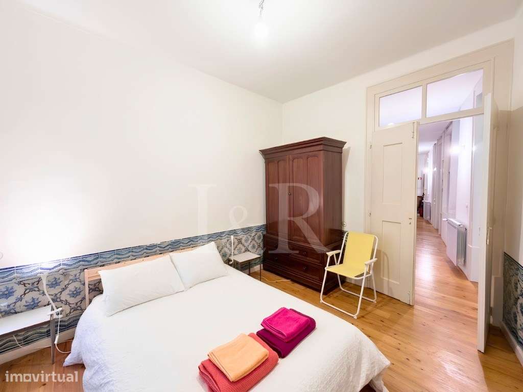 Apartamento T3 renovado no centro histórico de Lisboa-22