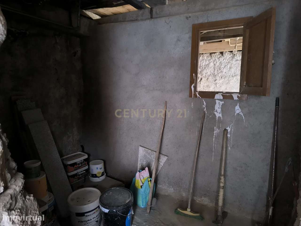 Casa de dois pisos com terreno-17