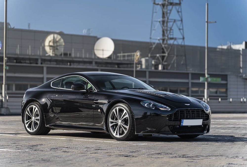 Aston Martin Vantage Carbon Black 2010