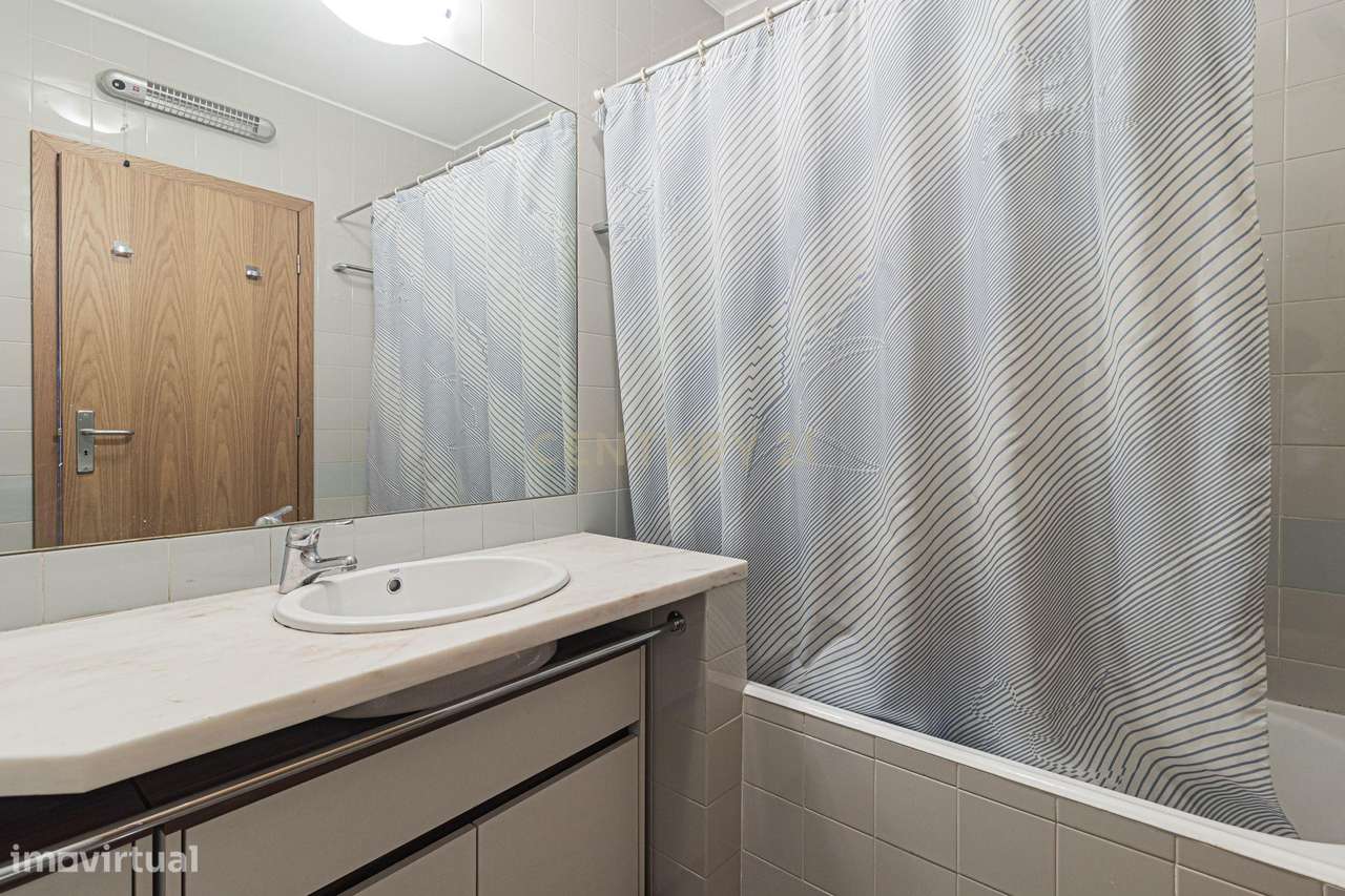 O Refúgio Perfeito em Telheiras – Luz, Conforto e Vista Desafogada-34