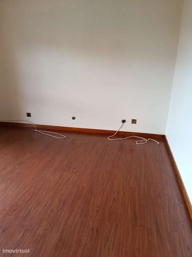 Aluga -se apartamento T2 no centro de Argoncilhe - Grande imagem: 4/13